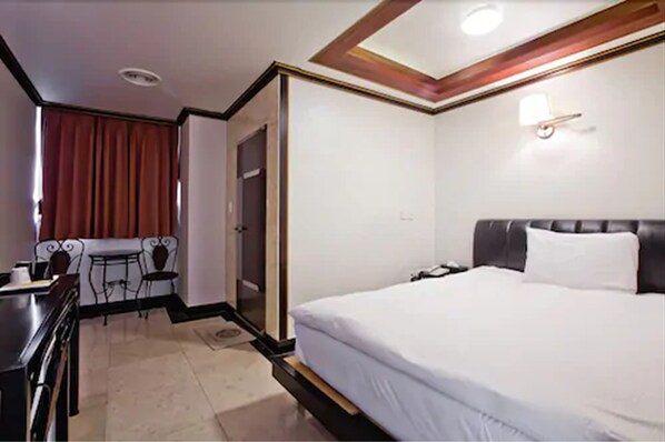 Zimmersafe, Verdunkelungsvorhänge, schallisolierte Zimmer