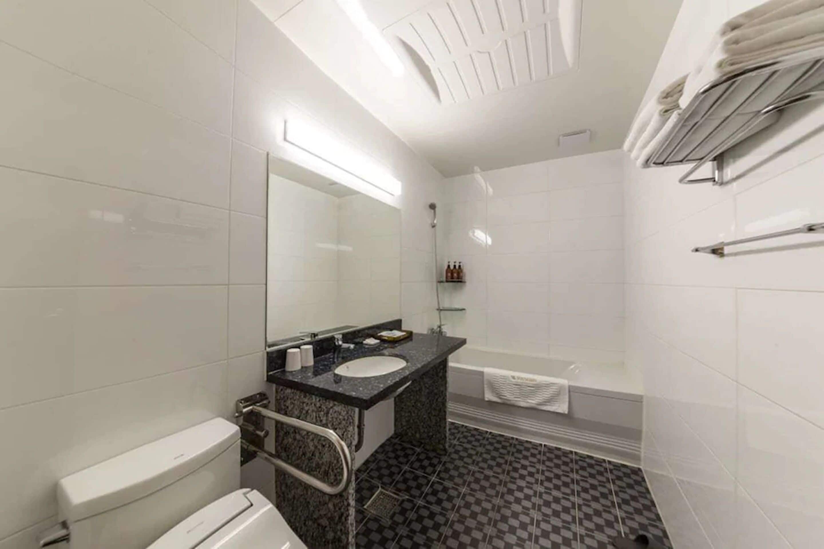 Combined shower/bathtub, deep-soaking bathtub, free toiletries