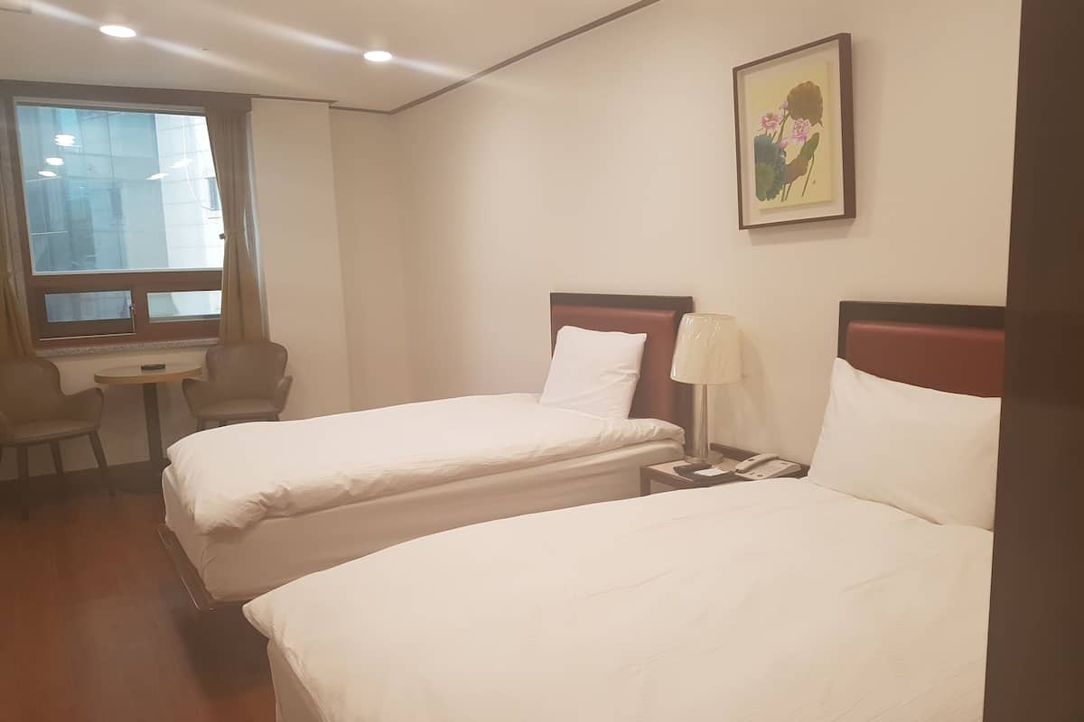 Odada kasa, güneşlik/perde, ses yalıtımı, ücretsiz kablosuz İnternet