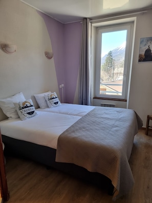 Dobbeltværelse med dobbeltseng eller 2 enkeltsenge - privat badeværelse (hôtel 2 étoiles)