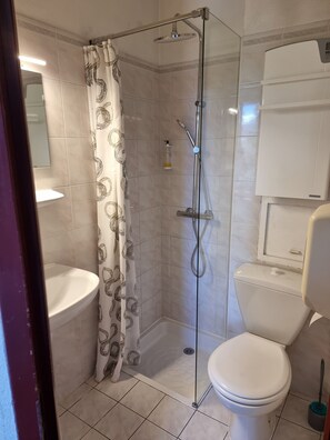 Chambre Double, salle de bains privée, vue montagne (hôtel 2 étoiles) | Salle de bain