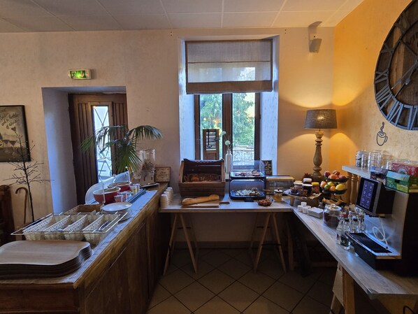 Una cafetería con mostrador, una ventana con vistas, un reloj y diversos productos alimenticios exhibidos.