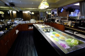 Déjeuner et dîner servis sur place, spécialités Cuisine japonaise