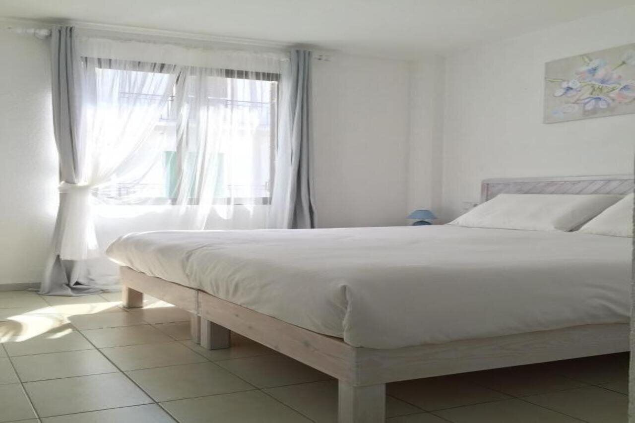 خزنة داخل الغرفة وطراز فريد لكل وحدة وستائر تعتيم