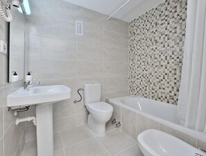 Combined shower/bathtub, hair dryer, bidet, towels - All Suite Ibiza Aparthotel (Sant Antoni de Portmany)