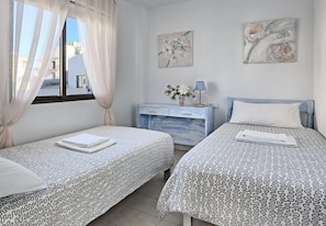 In-room safe, individually furnished, blackout curtains - All Suite Ibiza Aparthotel (Sant Antoni de Portmany)