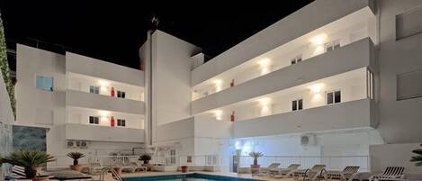 Piscine extérieure, parasols de plage, chaises longues