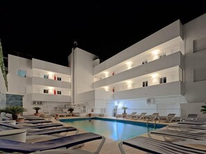 Outdoor pool, pool umbrellas, pool loungers - All Suite Ibiza Aparthotel (Sant Antoni de Portmany)