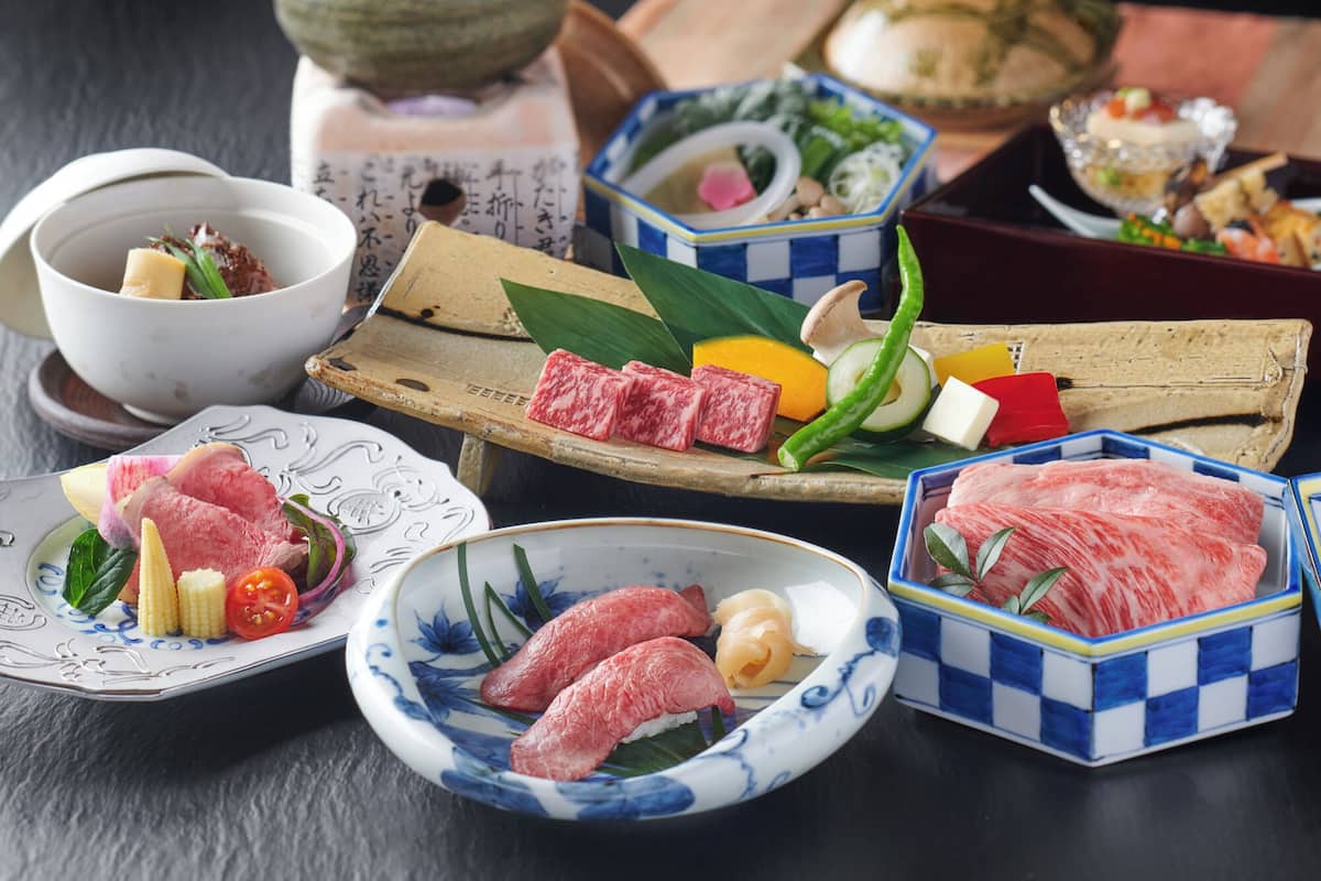 En traditionell japansk måltid med olika rätter och serveringsredskap.