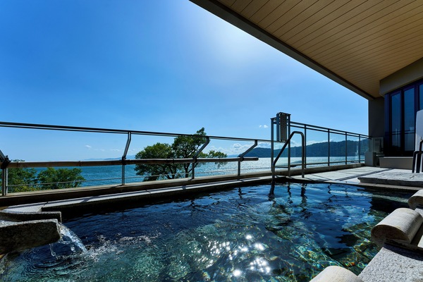 Indoor spa tub