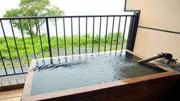 Separate tub and shower, spring water tub, free toiletries, hair dryer