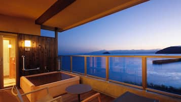 Deluxe kamer, privébadkamer, uitzicht op meer | Een kluis op de kamer, individueel gedecoreerd, individueel gemeubileerd