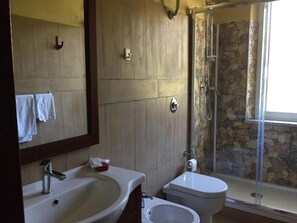 Amenidades de baño gratuitas, secadora de cabello, bidet, toallas