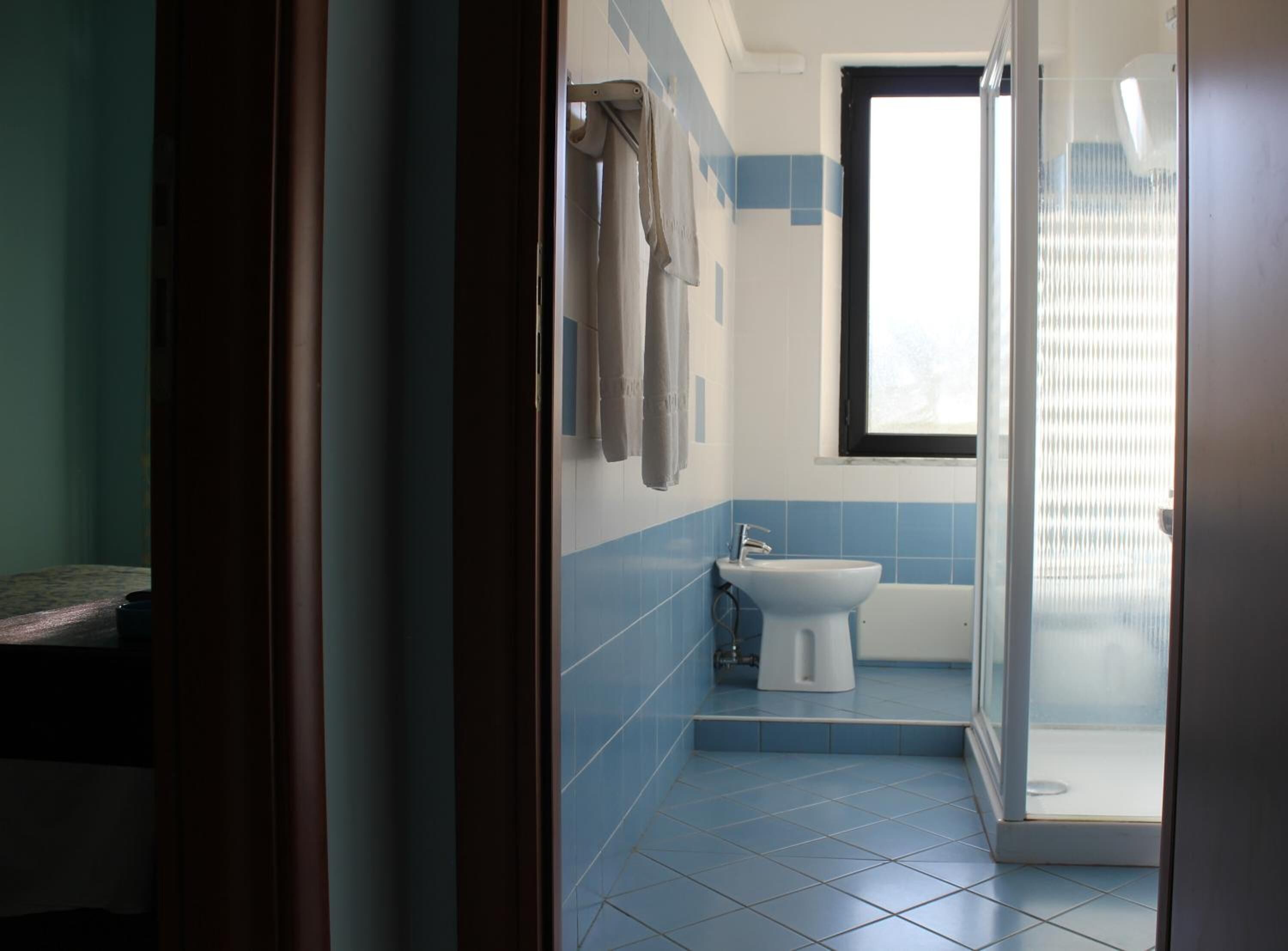 Ein Badezimmer mit Waschbecken, Toilette und Badewanne.