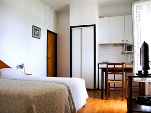 Estudio | Cocineta privada | Refrigerador, microondas, parrilla de estufa y cafetera y tetera