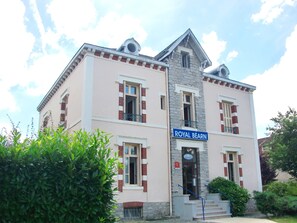 A two-story building with a sign reading "ROYAL BEARN" and a reception area. - Résidence Royal Bearn (Salies-de-Bearn)