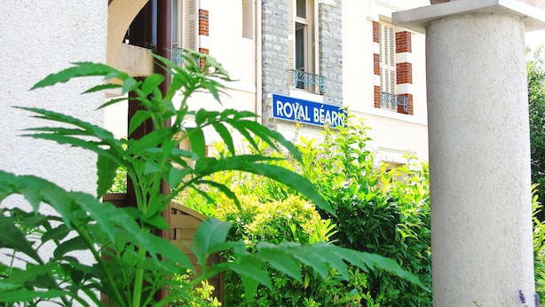 Un bâtiment sur lequel on peut lire l’inscription « ROYAL BEAURAI ».