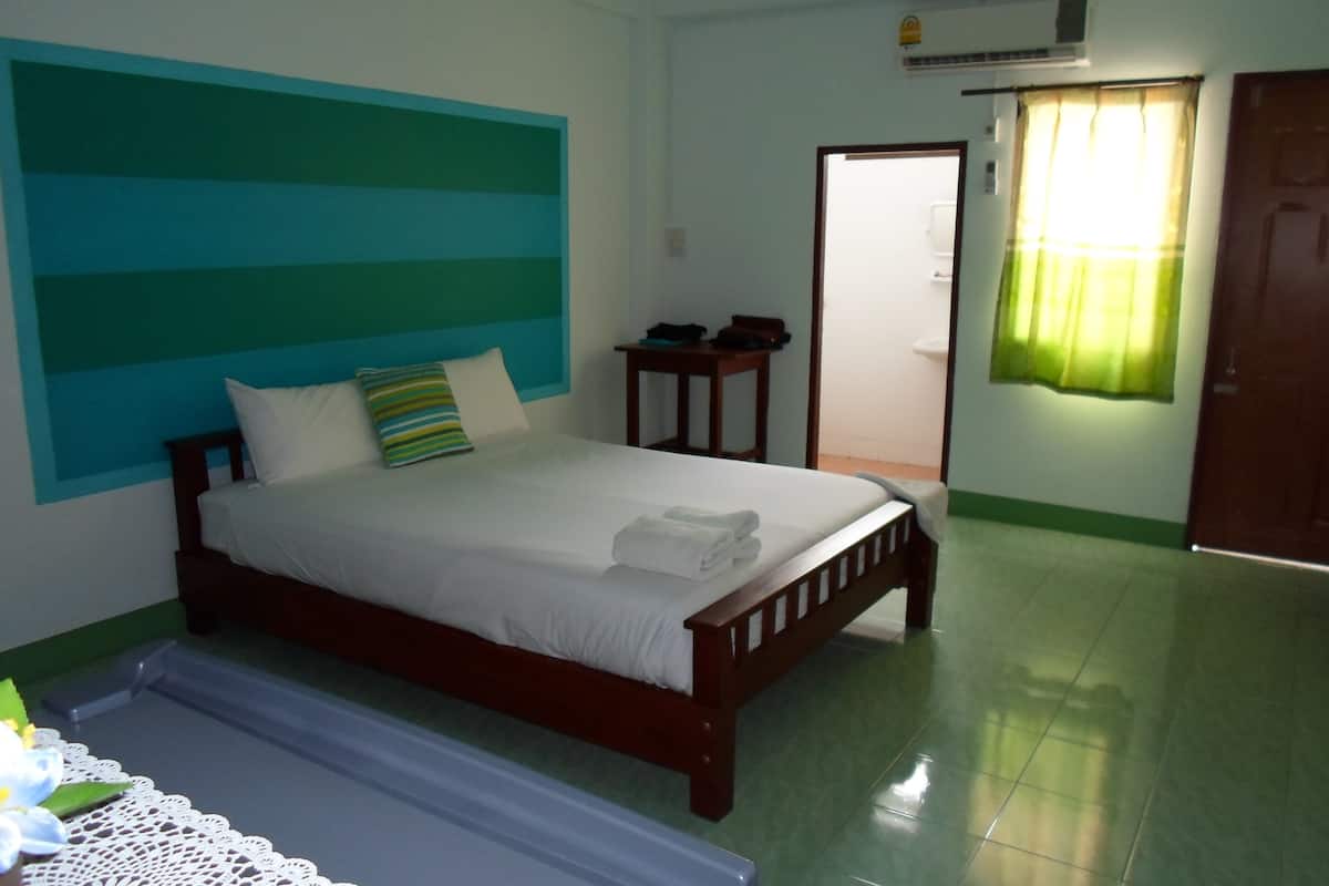 1 bedroom, desk, free wifi