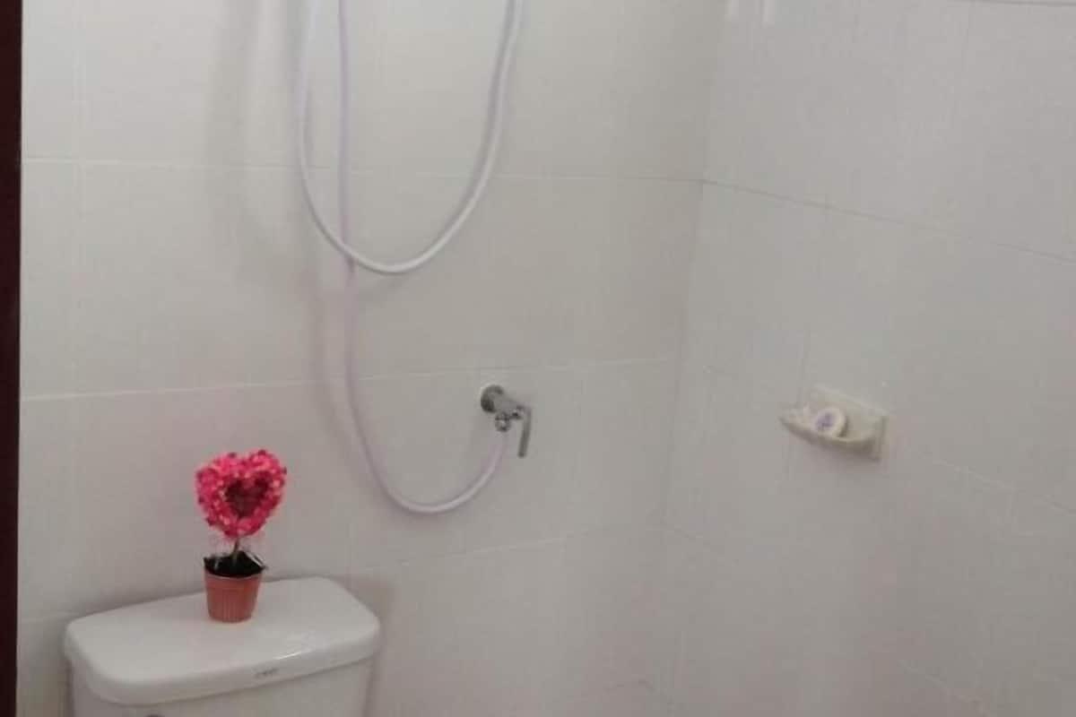 shower, free toiletries, towels