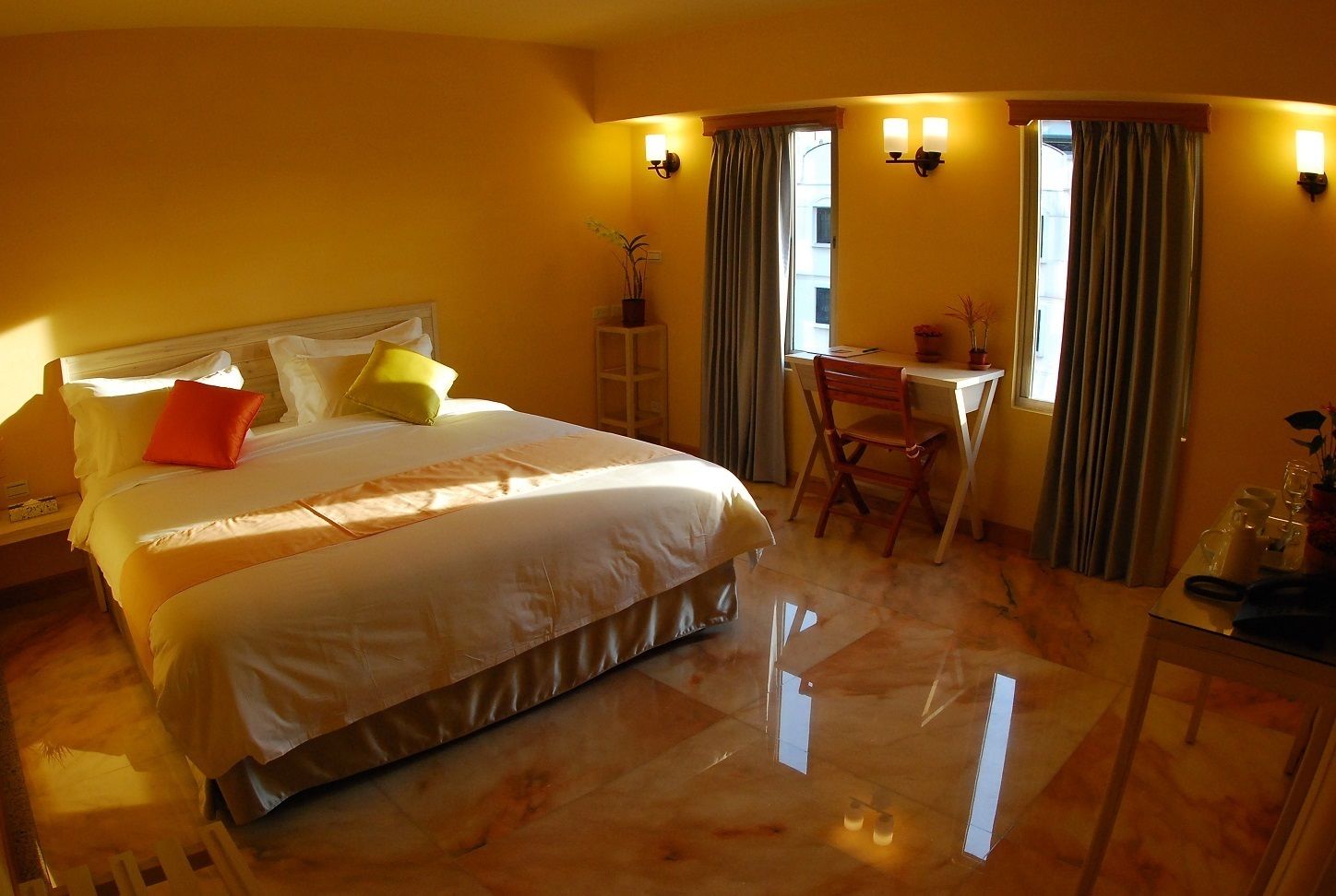 desk, blackout curtains, soundproofing, free wifi