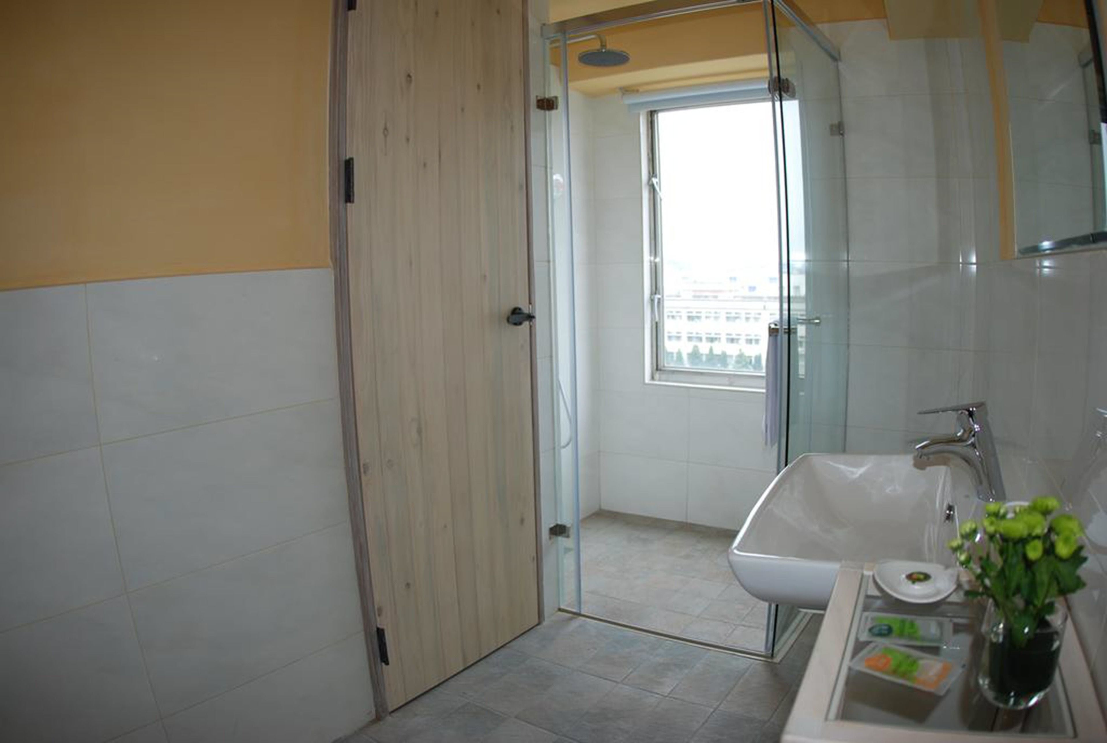business double room | bathroom amenities | shower, free toiletries, hair dryer, slippers