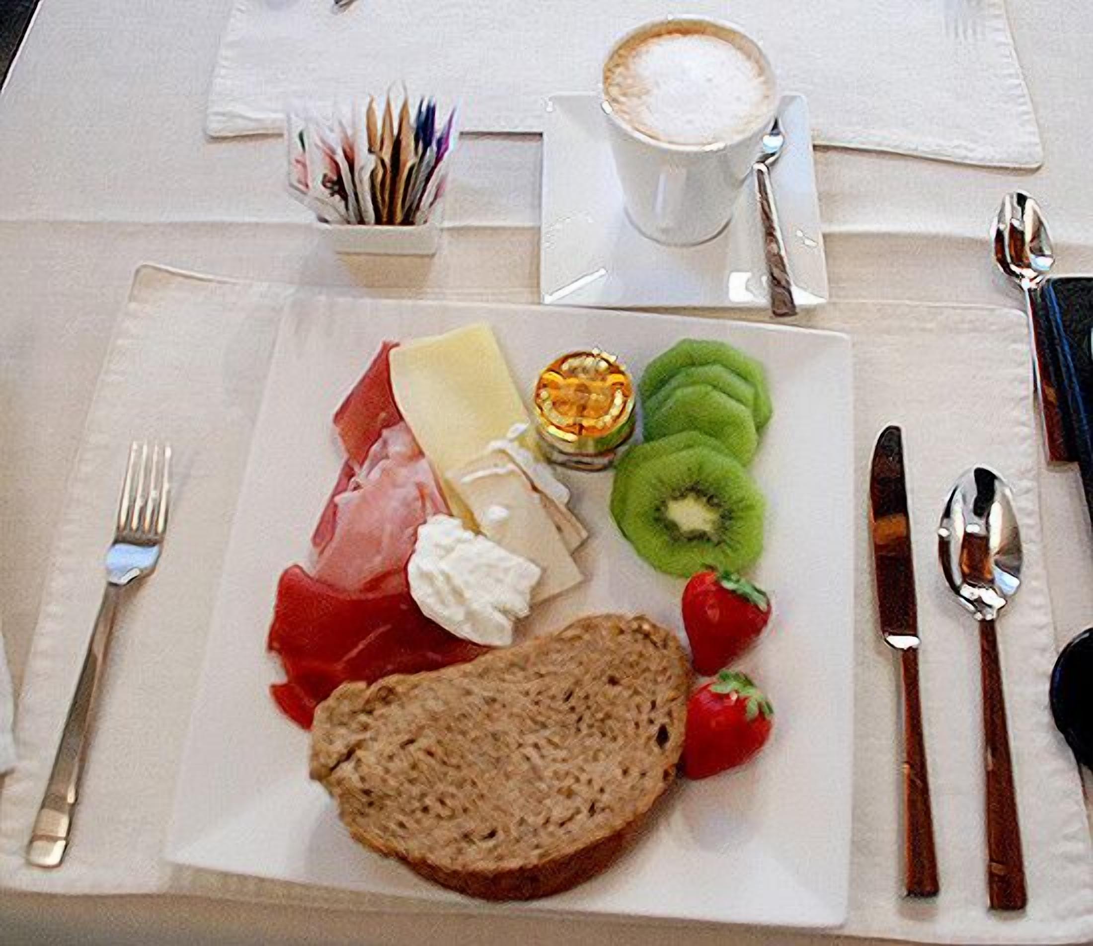 daily continental breakfast (twd 250 per person)