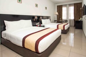 ห้องเอ็กเซกคิวทีฟดับเบิล, เตียงใหญ่ 2 เตียง, วิวเมือง (Premier) | โต๊ะทำงาน, ผ้าม่านกันแสง, Wi-Fi ฟรี, ผ้าปูที่นอน