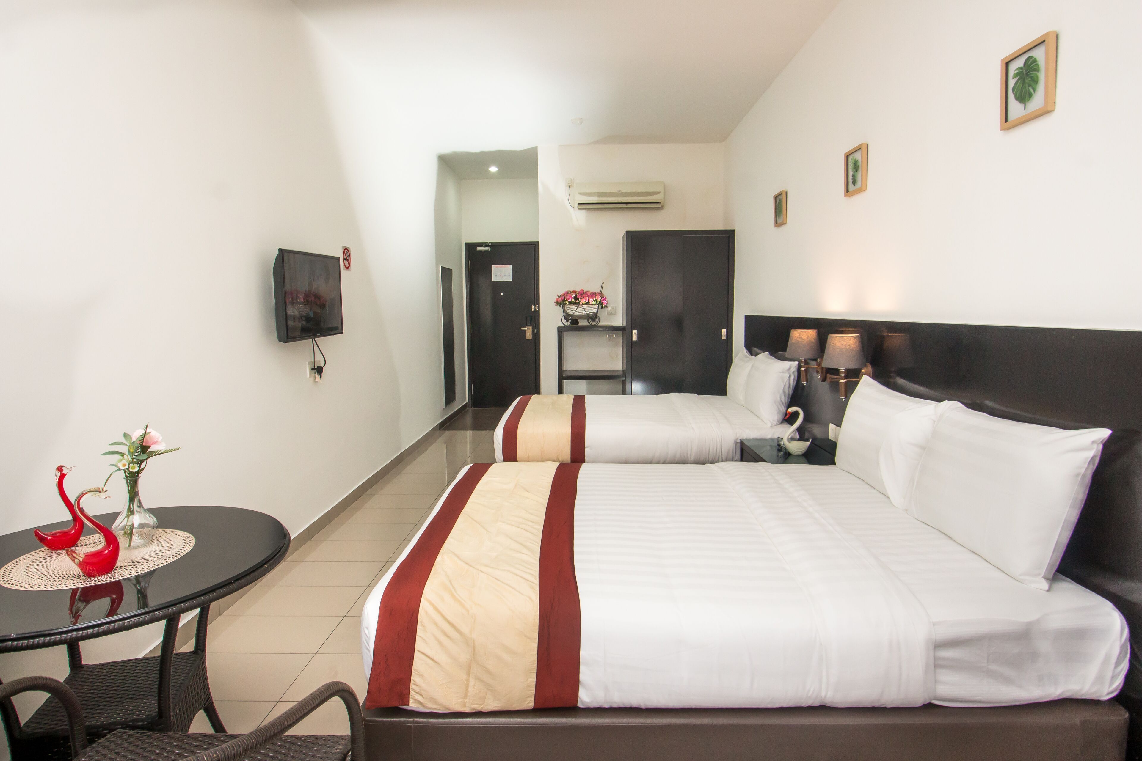 Blackout drapes, free WiFi, bed sheets