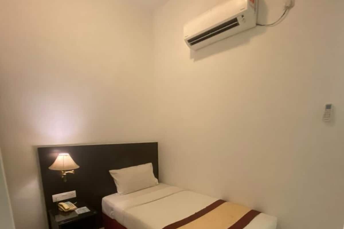Superior Single Room, Non Smoking | Blackout drapes, free WiFi, bed sheets