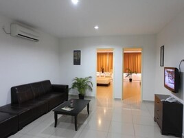 公寓, 4 间卧室 (Garden Residence) | 起居区 | 32-英寸纯平电视 （配备卫星频道）、电视