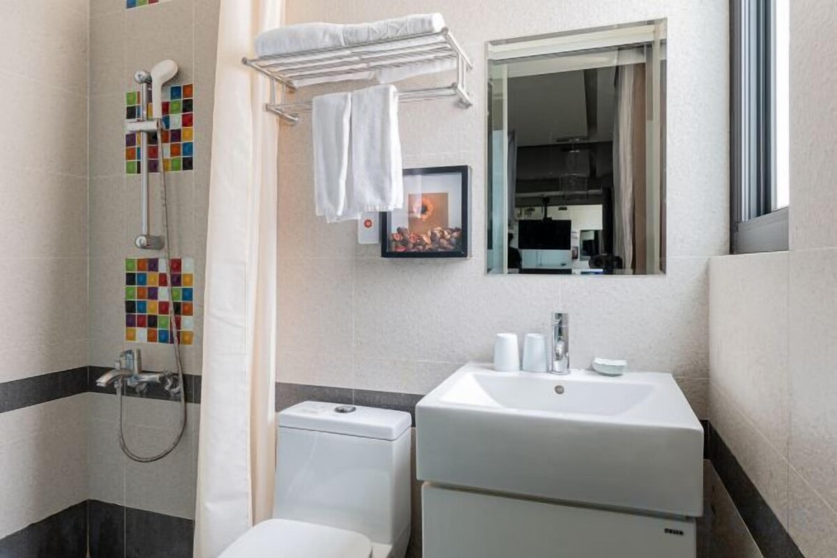 Ducha, cabezal de ducha tipo lluvia, secador de pelo, toallas