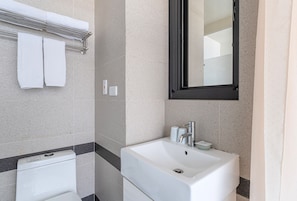 Superior Double Room | Bathroom | Shower, rainfall showerhead, hair dryer, towels - CHECK inn Express Taichung Fuxing Hall 2 (Taichung)