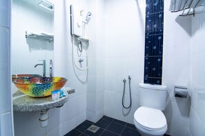 A bathroom with a mosaic bowl sink, a toilet, and a shower. - Hotel Zamburger Plaza Mahkota (Malacca City)