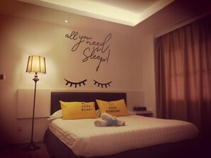 A hotel room with a bed, a nightstand, a lamp, and a wall with a motivational quote. - Hotel Zamburger Plaza Mahkota (Malacca City)