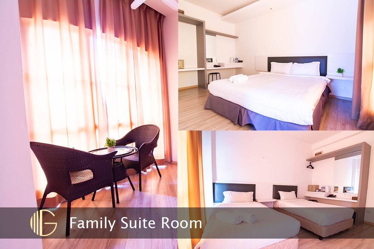Familienzimmer mit Bett, Schreibtisch und Stuhl.