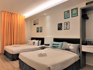 In-room safe, desk, blackout curtains, iron/ironing board - Hotel Zamburger Plaza Mahkota (Malacca City)