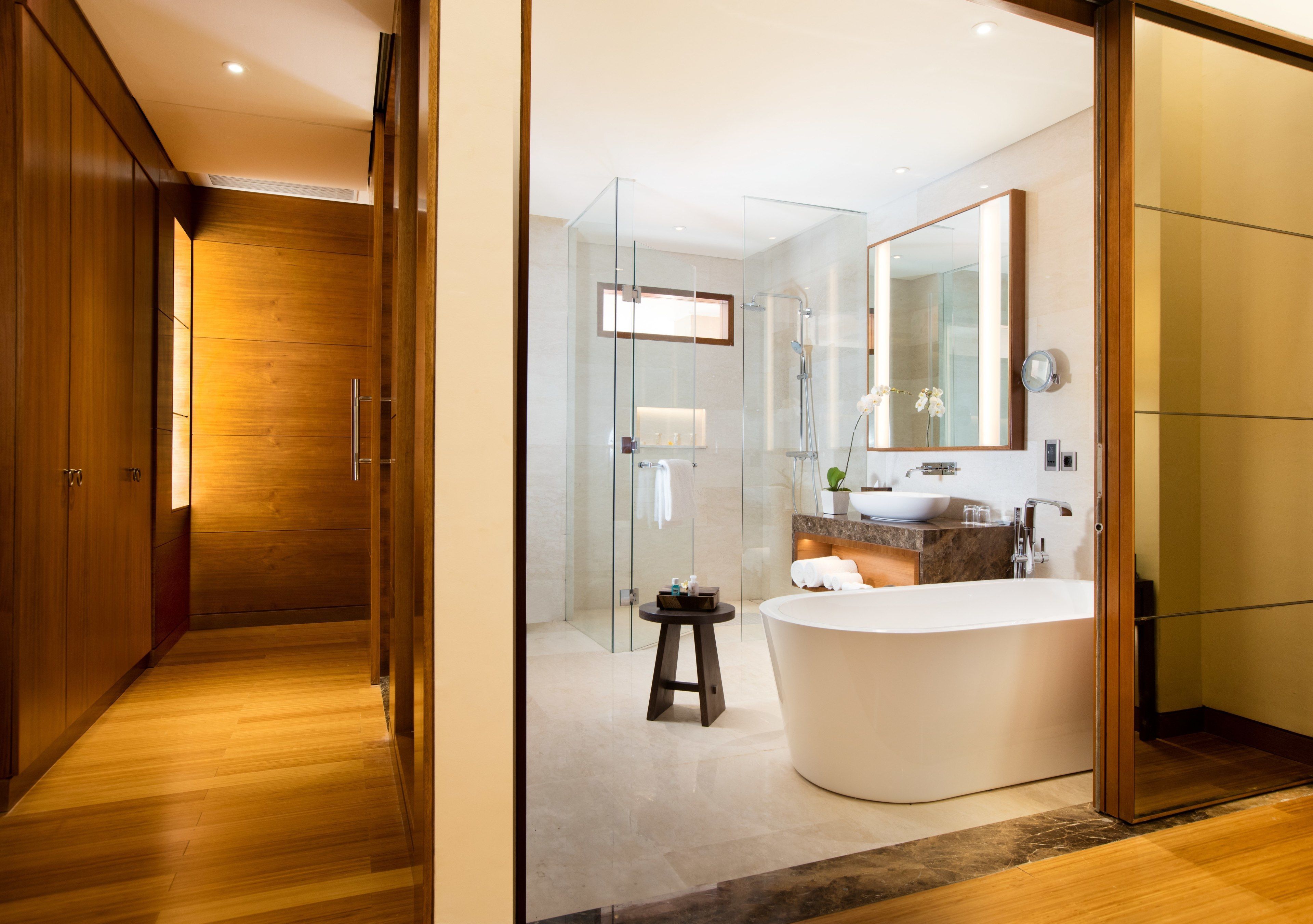 suite, 1 bedroom | bathroom | separate bathtub and shower, eco-friendly toiletries, hair dryer