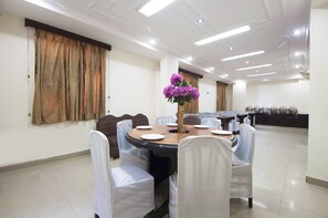Breakfast, lunch and dinner served - Hotel Delhi Darbar (New Delhi)