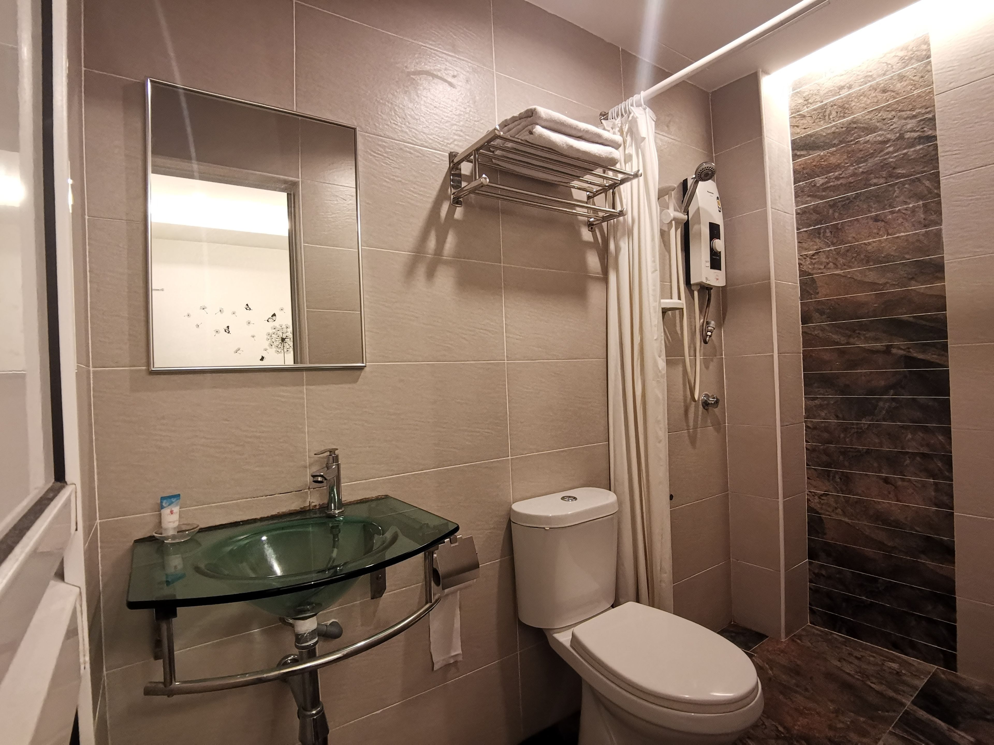 standard twin room | bathroom | shower, free toiletries, hair dryer, towels
