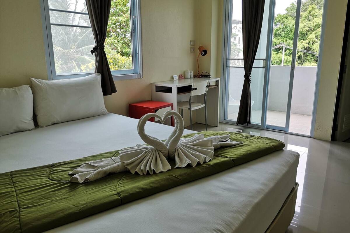 desk, rollaway beds, free wifi