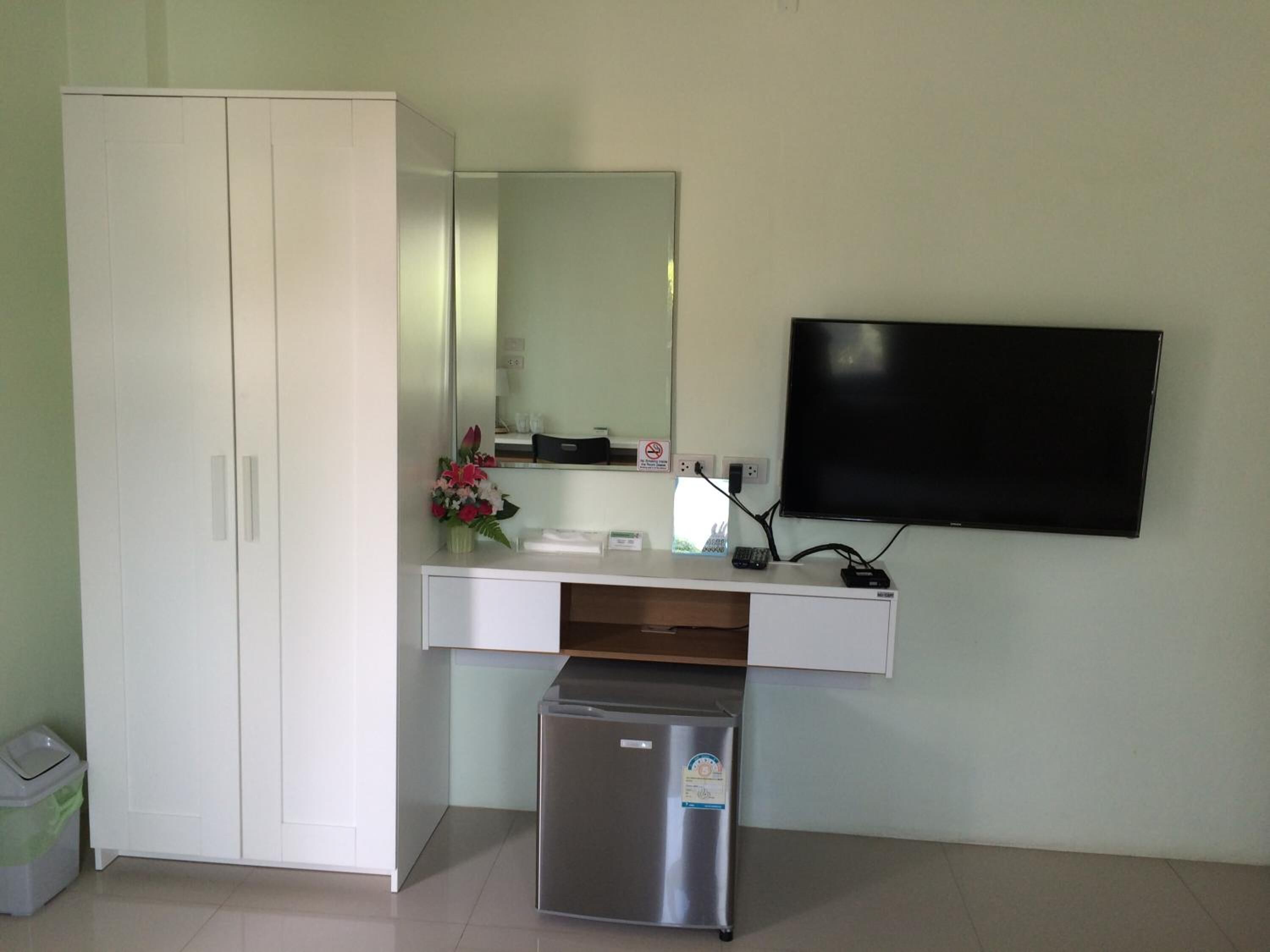 desk, rollaway beds, free wifi