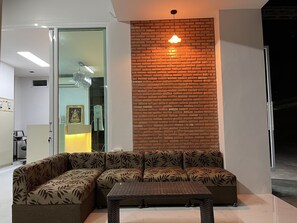 32-inch LED TV with satellite channels, TV - Papangkorn House (Surat Thani)