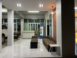 32-inch LED TV with satellite channels, TV - Papangkorn House (Surat Thani)