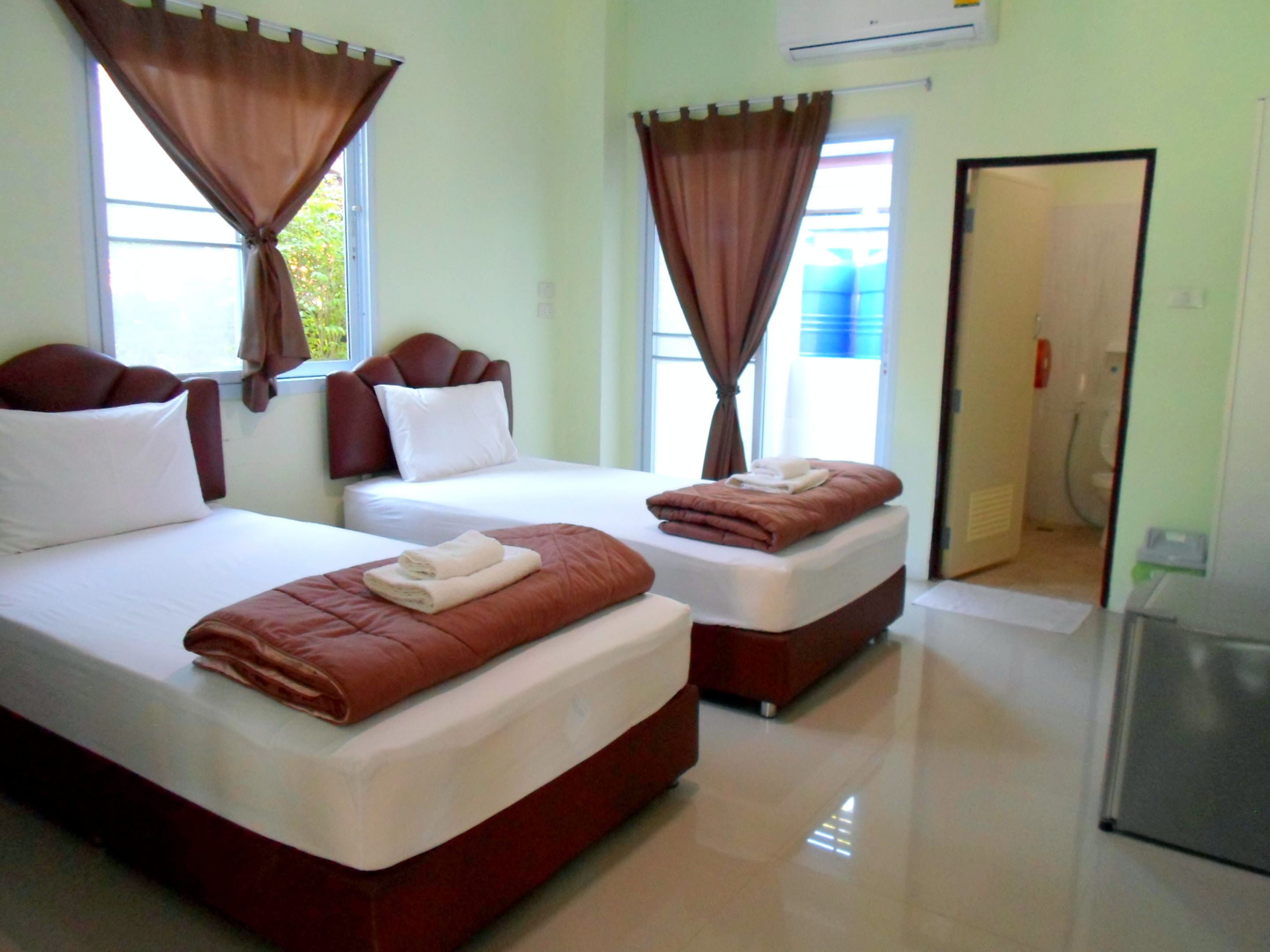 desk, rollaway beds, free wifi