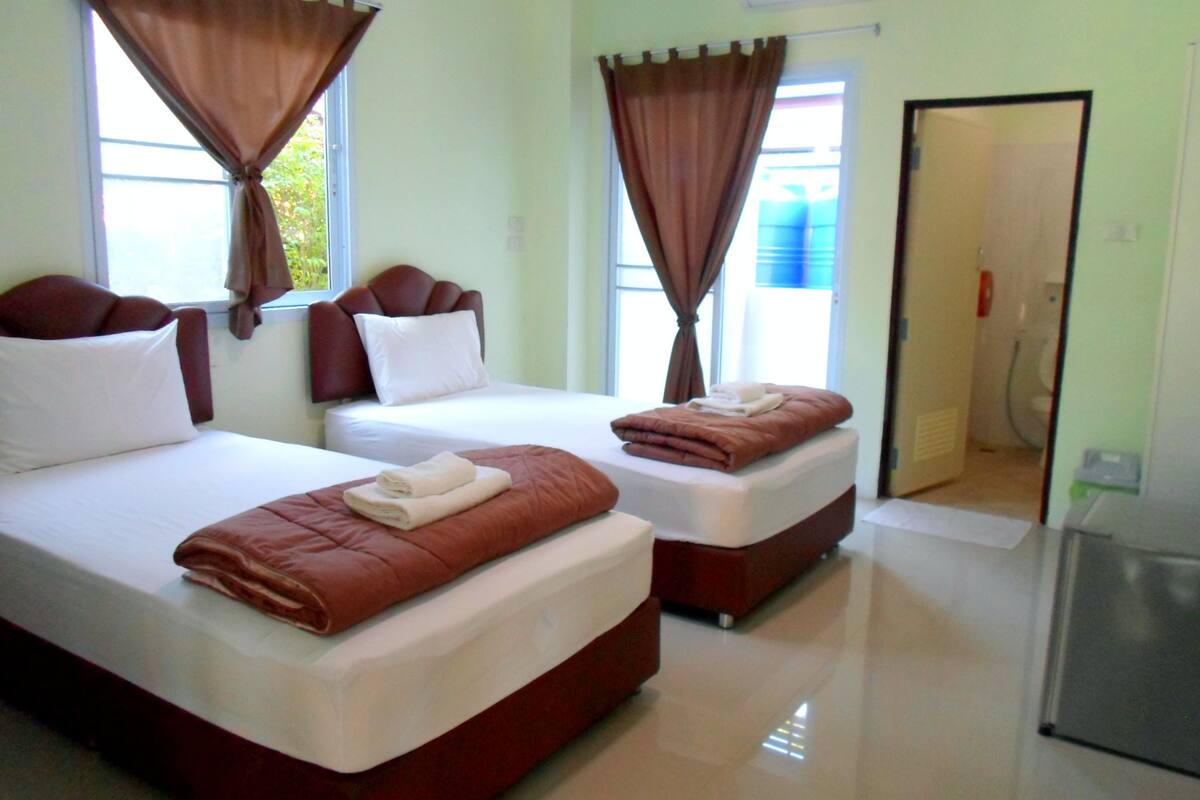 desk, rollaway beds, free wifi