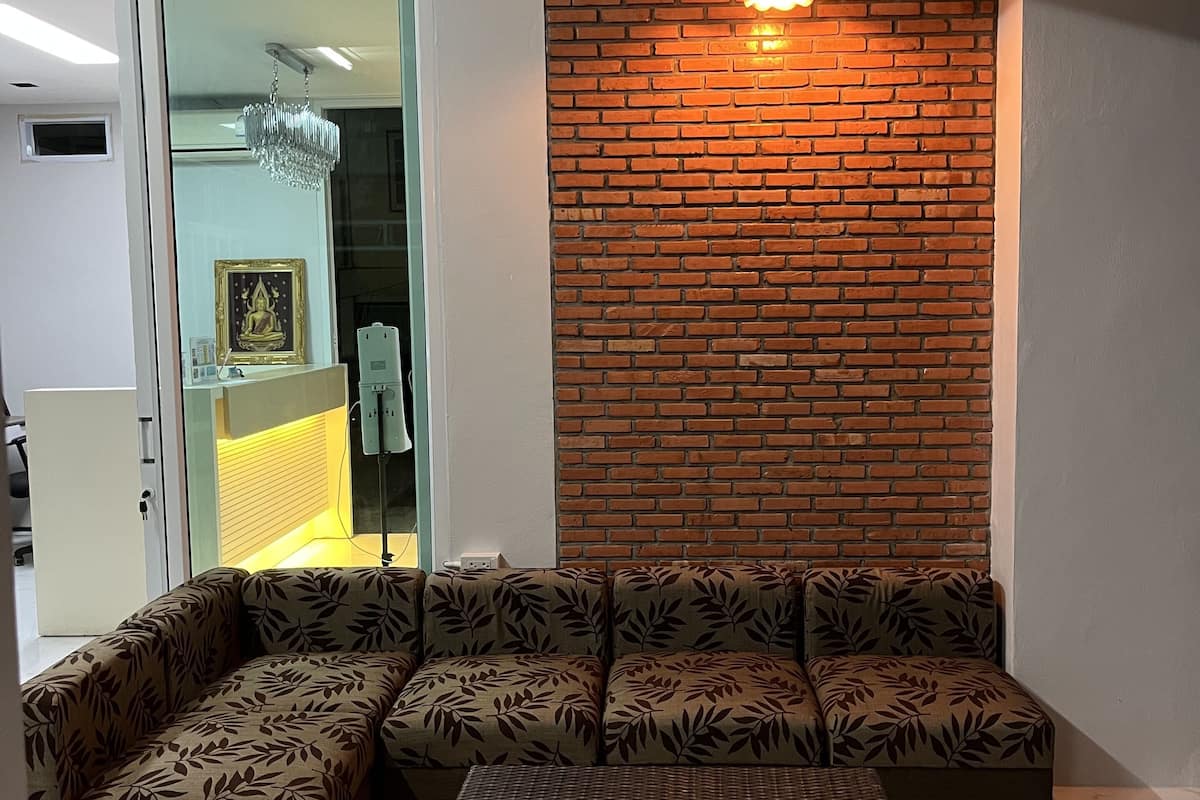 32-inch led tv with satellite channels, tv