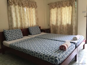 خزنة داخل الغرفة ومك تب وستائر تعتيم وأسرّة قابلة للطي