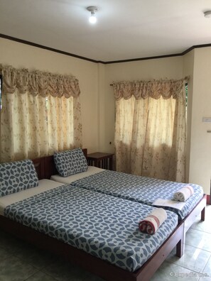 スタンダード ルーム | セーフティボックス (室内)、デスク、遮光カーテン、可動式ベッド