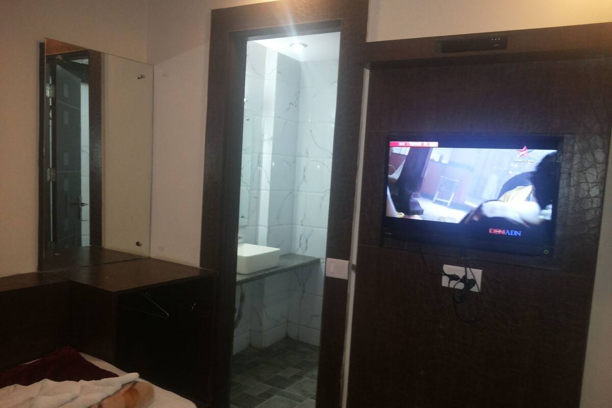 Deluxe Double Room, Balcony | 1 bedroom, premium bedding, in-room safe, desk