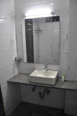 Tripple DX | Bathroom | Combined shower/bathtub, jetted bath, free toiletries, hair dryer